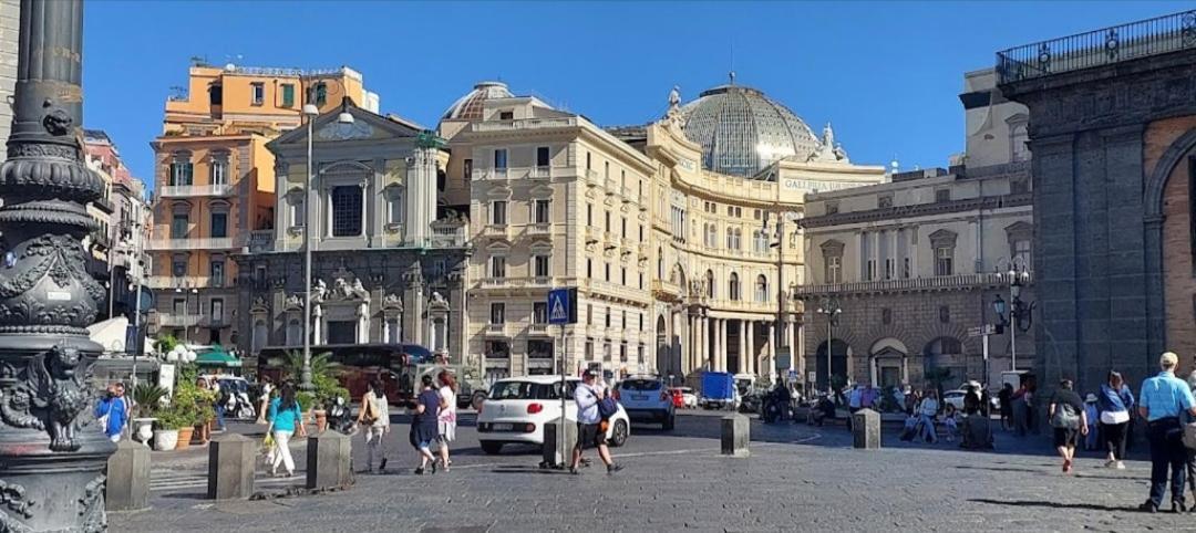 Dimora Danicla Apartment Napoli Bagian luar foto
